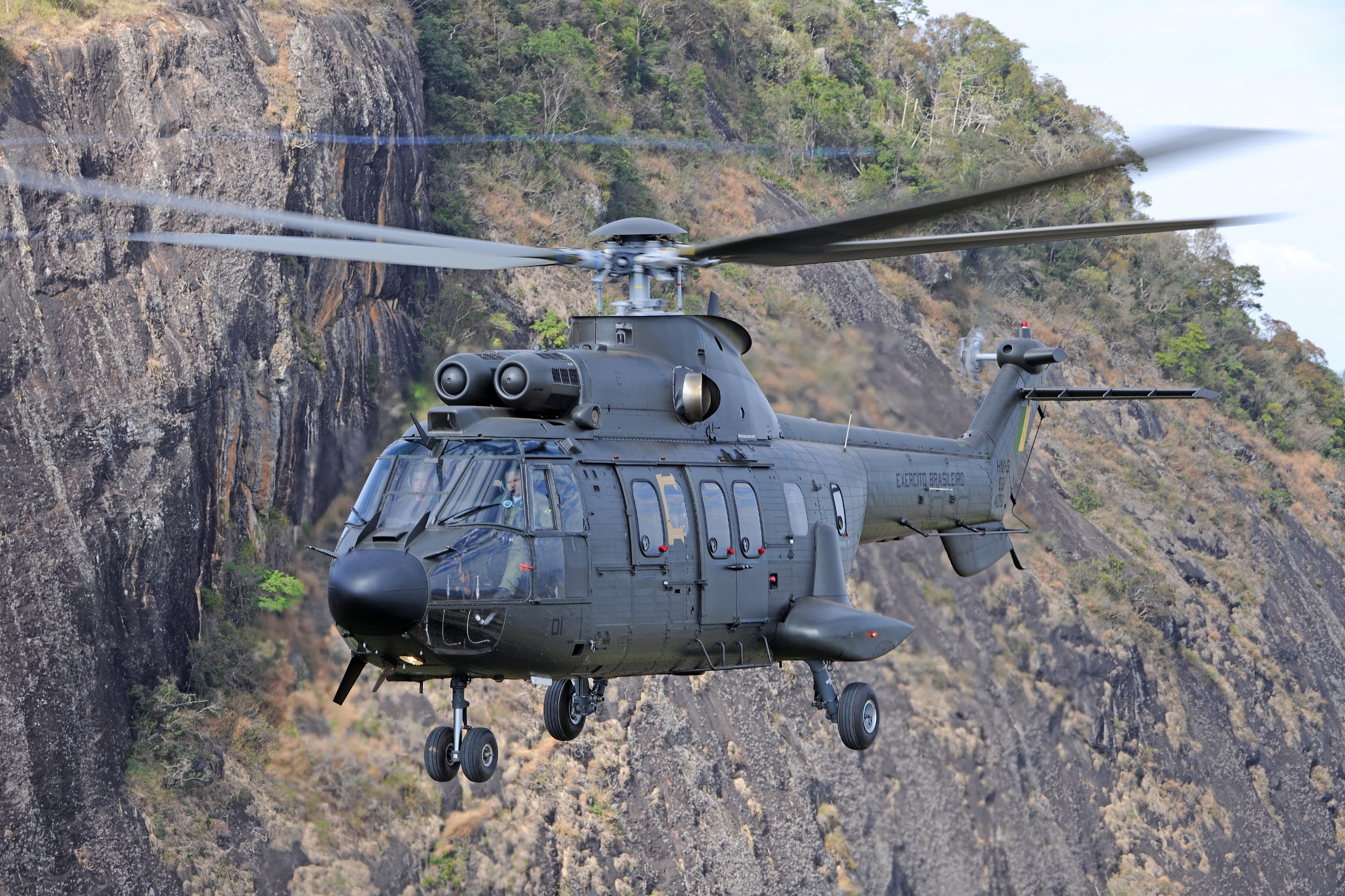 Helibras assina mais duas Inspeções G em helicópteros Cougar do Exército
